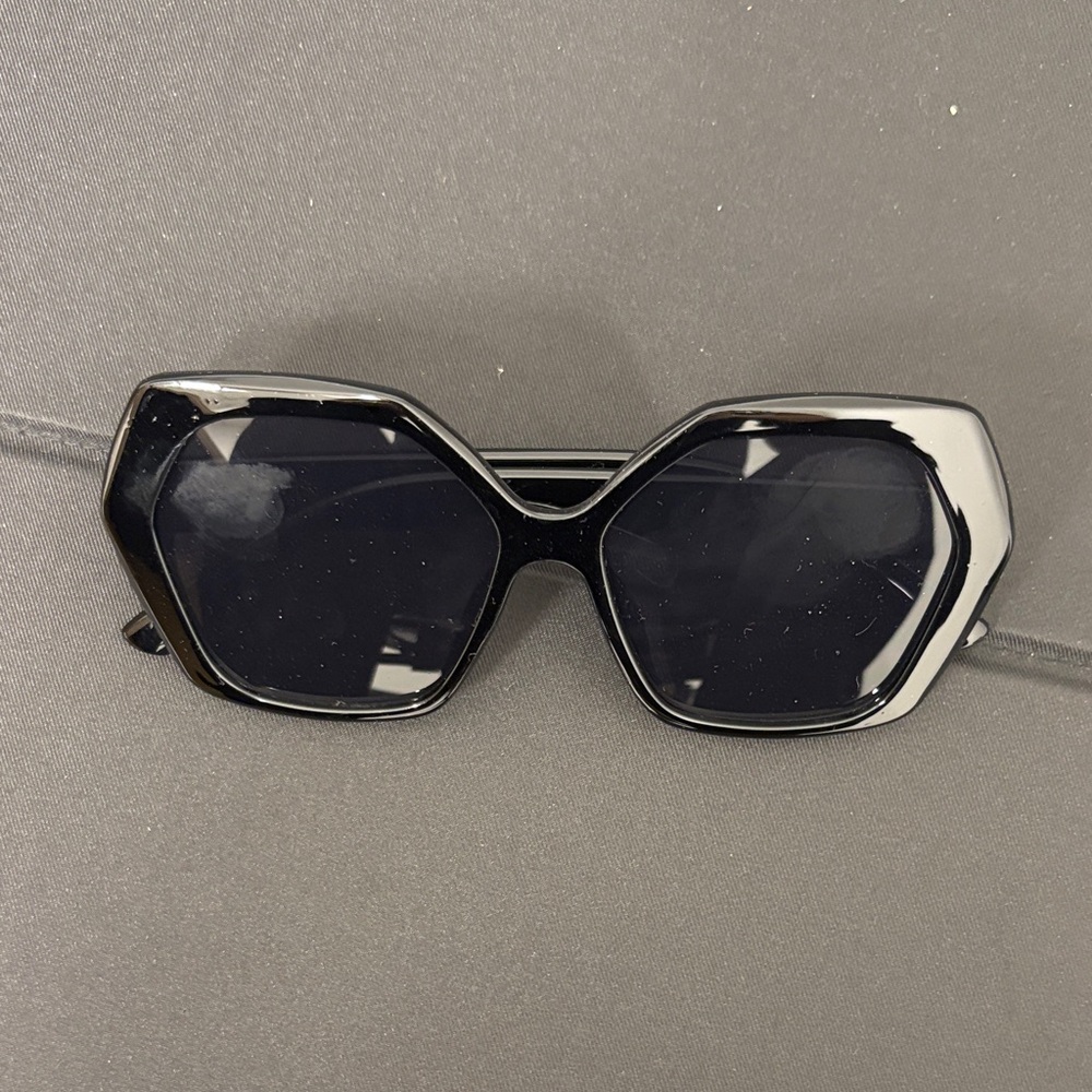 Stylish Black Geometric Sunglasses